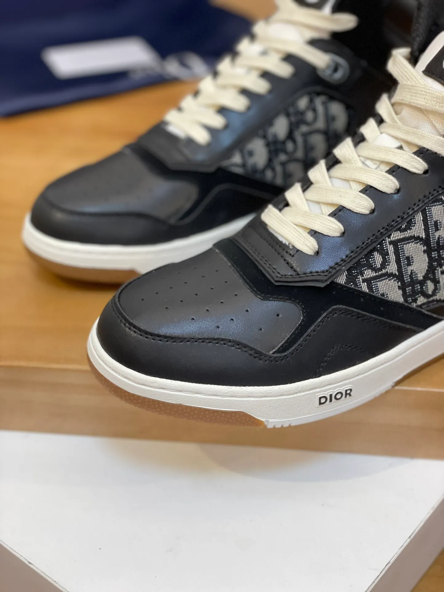 Men's shoes: 💰P460¥ Product trademark: Dior* "Dior*" high-top casual shoes Regular size: 38-44 (can be customized to 45.46) Product materials: Upper imported cowhide stitched with original fabric, breathable lining, original outsole. Number: 1006